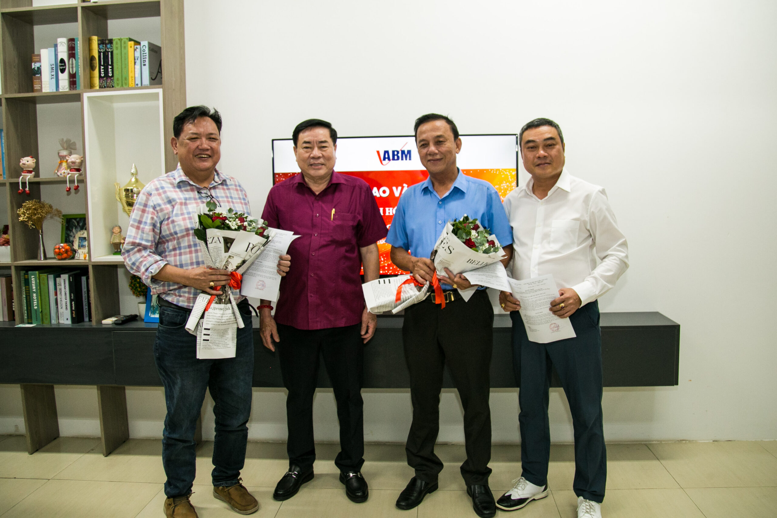 BÀN GIAO-TIẾP NHẬN CHỨC VỤ CHỦ TỊCH, KIỆN TOÀN CHỨC VỤ PHÓ CHỦ TỊCH THƯỜNG TRỰC, CHÁNH VĂN PHÒNG, THƯ KÝ HỘI VẬT LIỆU XÂY DỰNG MIỀN TRUNG TÂY NGUYÊN