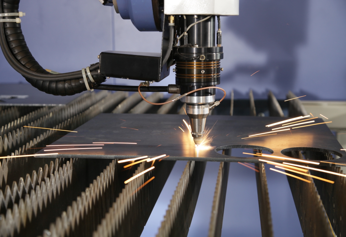 Nghệ Thuật Gia Công Cơ Khí-Tạo Hình Và Cắt Hoa Văn CNC Cổng Cửa Sắt bằng Laser tại Quang Nguyễn